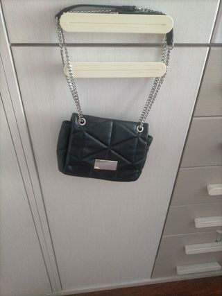 Bolso negro acolchado