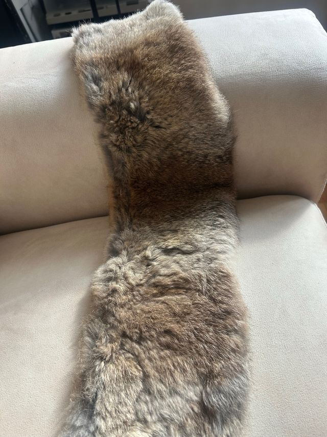 Cuello de piel: marrón y gris