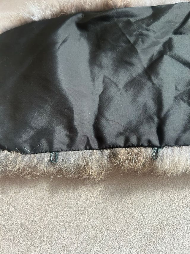 Cuello de piel: marrón y gris