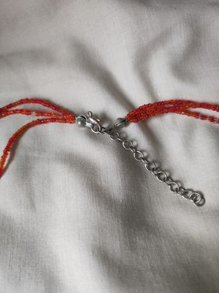 Collar rojo y naranja