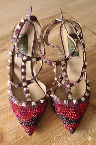 Valentino Garavani Rockstud - Zapatos rojos y marr