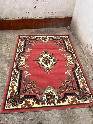 Alfombra roja, beige y negro