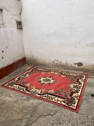 Alfombra roja, beige y negro