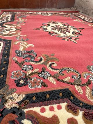 Alfombra roja, beige y negro