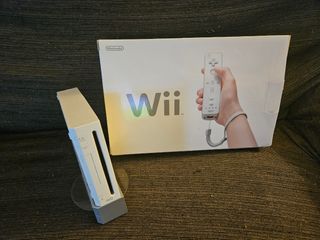 Wii Blanca en su caja + 4 juegos y accesorios