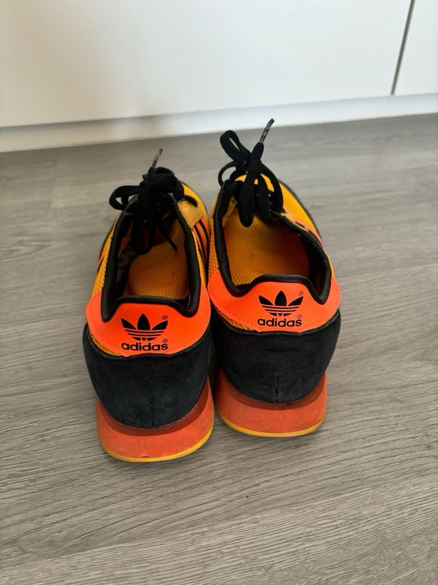 Adidas - Scarpe da ginnastica vintage
NOI 9 1/2
IO 43