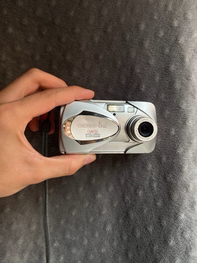 Olympus D-575 Zoom Cámara Digital