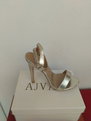 Sandalias doradas AJV tacón alto