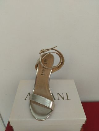 Sandalias doradas AJV tacón alto