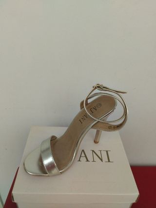 Sandalias doradas AJV tacón alto