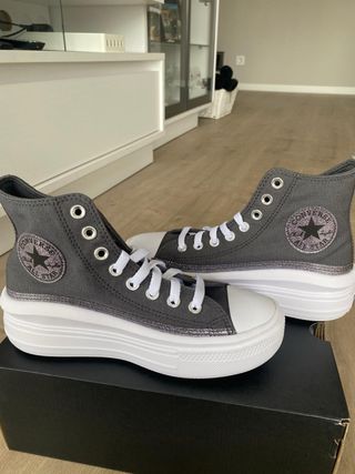 Converse grises plataforma con detalles en plata. 