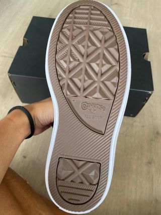 Converse grises plataforma con detalles en plata. 