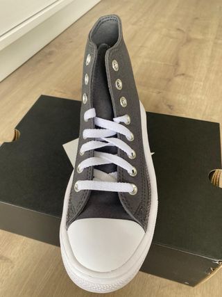 Converse grises plataforma con detalles en plata. 