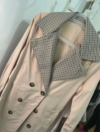 Gabardina beige con cuello de cuadros