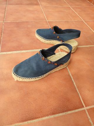 Alpargatas ante piel azul - casi nuevas.
N. 36.
