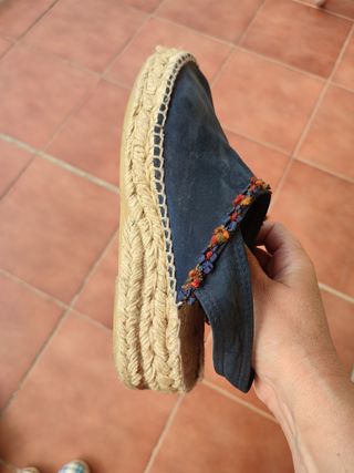 Alpargatas ante piel azul - casi nuevas.
N. 36.