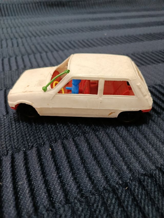 Coche  juguete  plástico  años  80