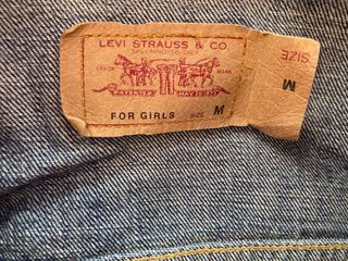 Cazadora vaquera Levis. Perfil solidario