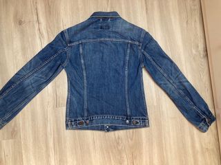 Cazadora vaquera Levis. Perfil solidario