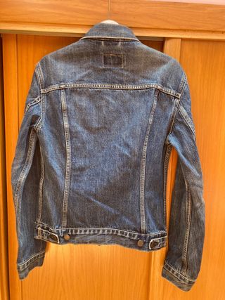Cazadora vaquera Levis. Perfil solidario