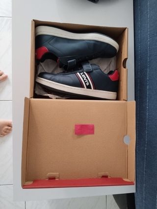 Zapatillas Levi's niño velcro azul, solo un uso.