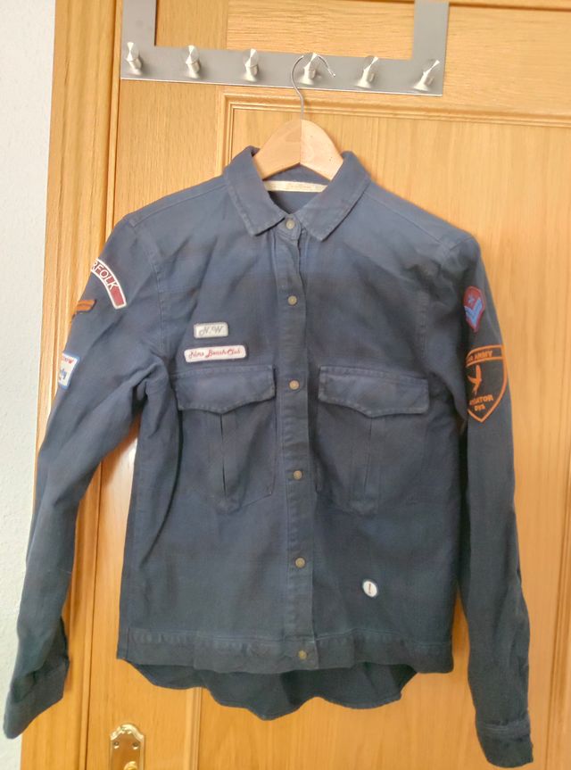 Chaqueta vaquera Zara azul con parches