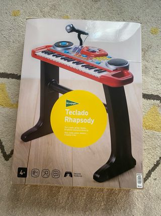 Teclado musical infantil con micrófono y butaca.