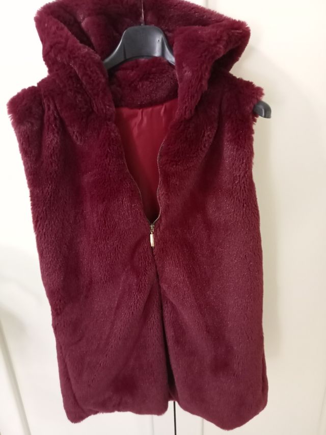 Gilet pelliccia rosso con cappuccio