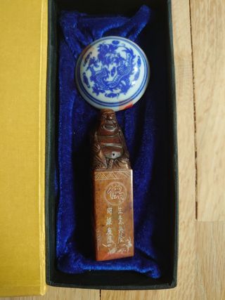 SELLO CHINO LIU HAI CON RECIPIENTE PORCELANA