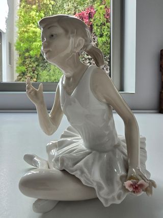 Figura porcelana niña bailarina Nao