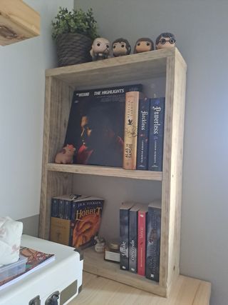 Estantería librería pequeña de madera hecha a mano