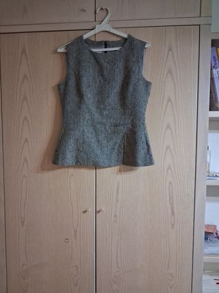 Top sin mangas gris. Talla 40-42 .
96% lana3%polia