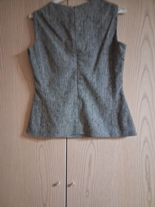 Top sin mangas gris. Talla 40-42 .
96% lana3%polia