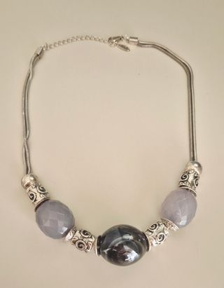 Collar gris plata cuentas grandes