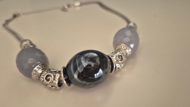 Collar gris plata cuentas grandes