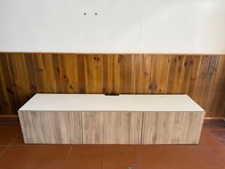 Mueble TV IKEA blanco y madera. Color roble claro.