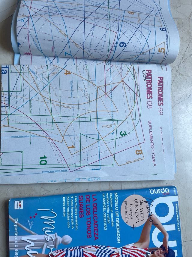 2 revistas con patrones de costura
