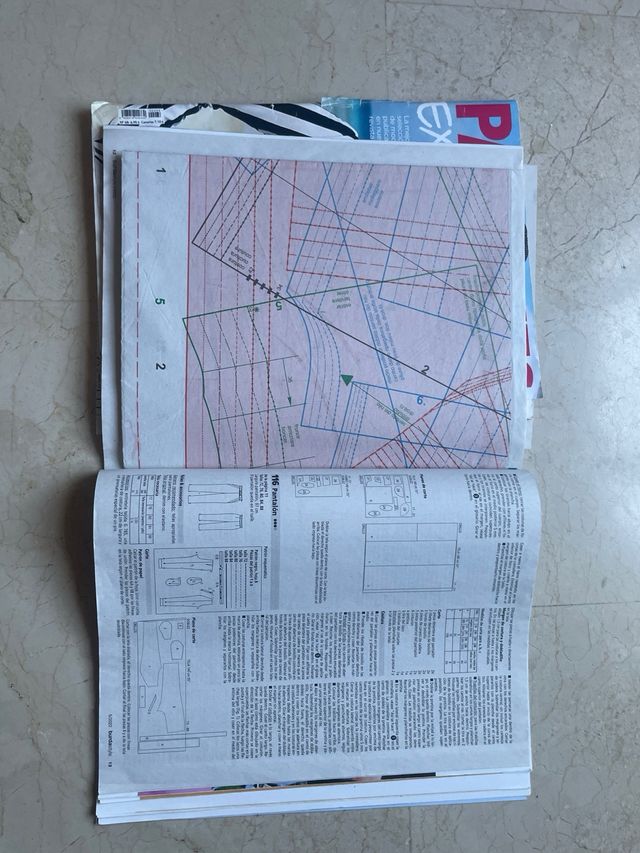 2 revistas con patrones de costura