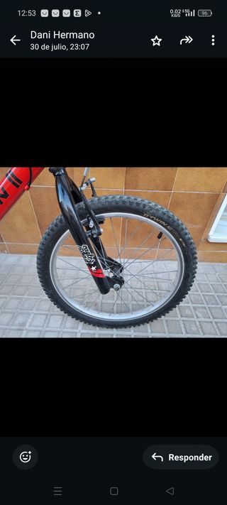 Bicicleta B'Twin infantil roja