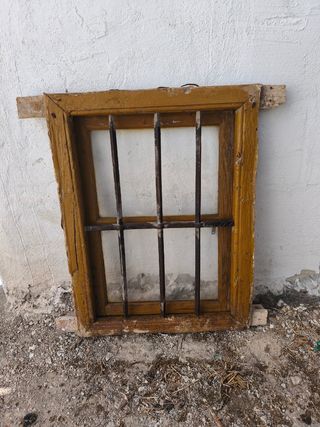 Ventana antigua con reja y cristal 