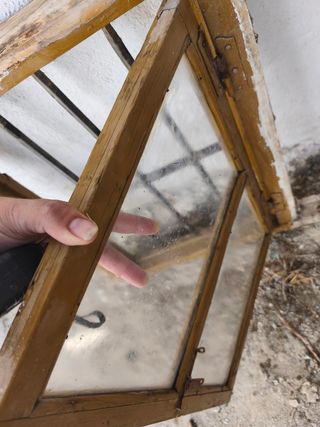 Ventana antigua con reja y cristal 