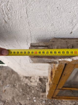 Ventana antigua con reja y cristal 