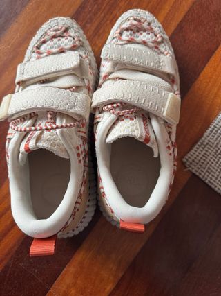 Zapatillas Chloe 39 beige/rojo
en perfecto estado 