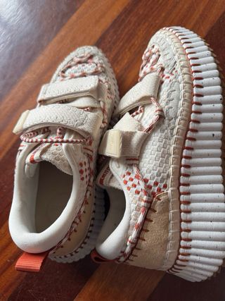 Zapatillas Chloe 39 beige/rojo
en perfecto estado 