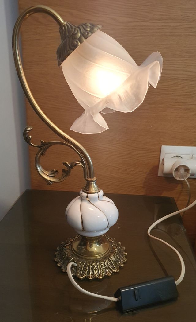 Lampara mesita noche dorada y blanca