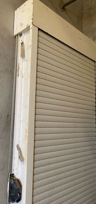 Puerta aluminio blanca con persiana