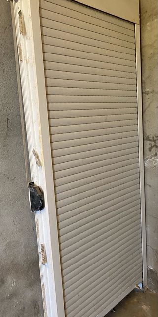 Puerta aluminio blanca con persiana