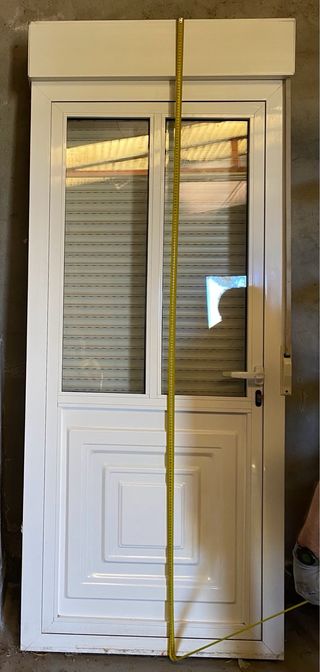 Puerta aluminio blanca con persiana