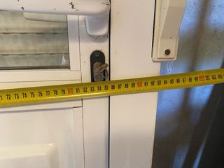 Puerta aluminio blanca con persiana