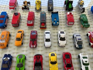 40 Coches Hot Wheels - Niños